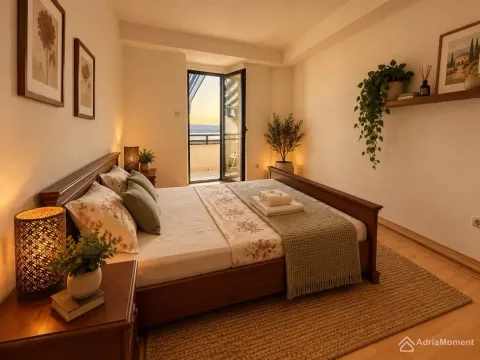 Namještena spavaća soba sa bračnim krevetom i izlazom na balkon. - image 10
