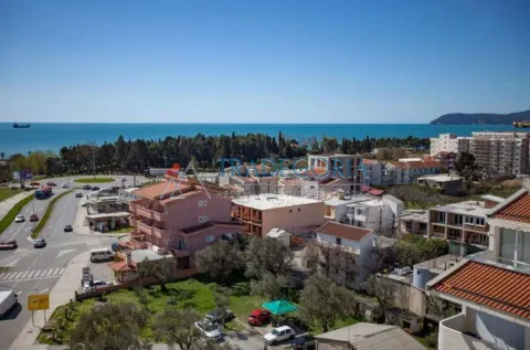 Pogled na gradsko naselje, saobraćajnicu i more u daljini. - image 17