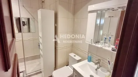 Manje kupatilo sa tuš kabinom, umivaonikom i wc šoljom. - image 11