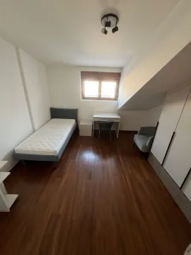 Manja spavaća soba sa krevetom, radnim stolom i plakarom u potkrovlju. - image 13