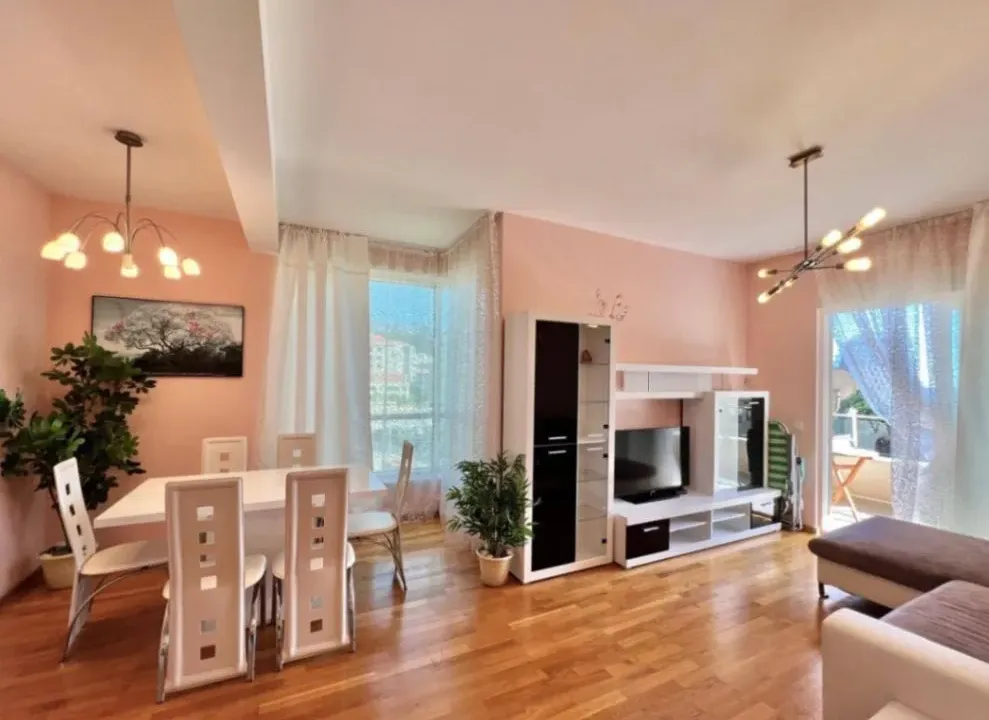 Izdavanje, dvosoban stan, 60m², Bečići, Budva