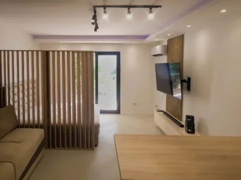 Izdavanje, jednosoban stan, 38m², Sveta Vrača, Kotor - image 8