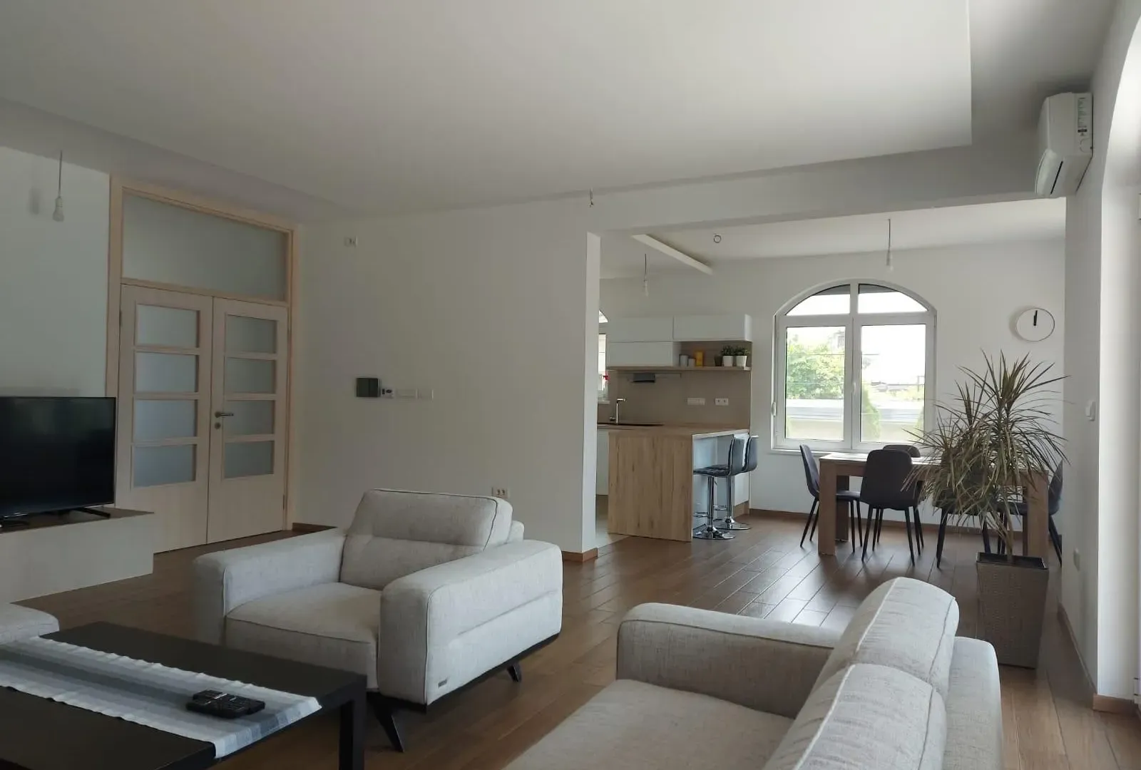 Prodaja, kuća, 380m², Centar, Inđija