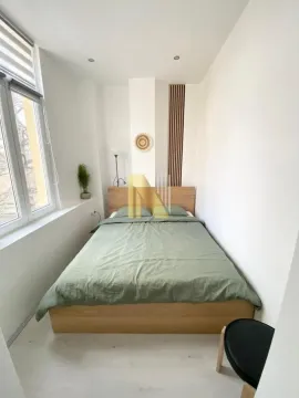 Manja spavaća soba sa bračnim krevetom i velikim prozorom. - image 5