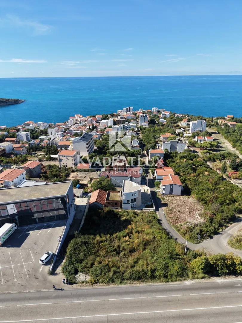 Pogled iz vazduha na obalu i naselje sa morem u pozadini.