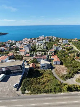 Pogled iz vazduha na obalu i naselje sa morem u pozadini. - image 5