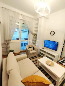 Small living room with sofa, TV and access to the terrace. - image 2