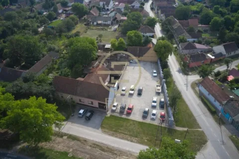 Pogled iz vazduha na imanje sa kućom i dvorištem koje služi kao parking. - image 9
