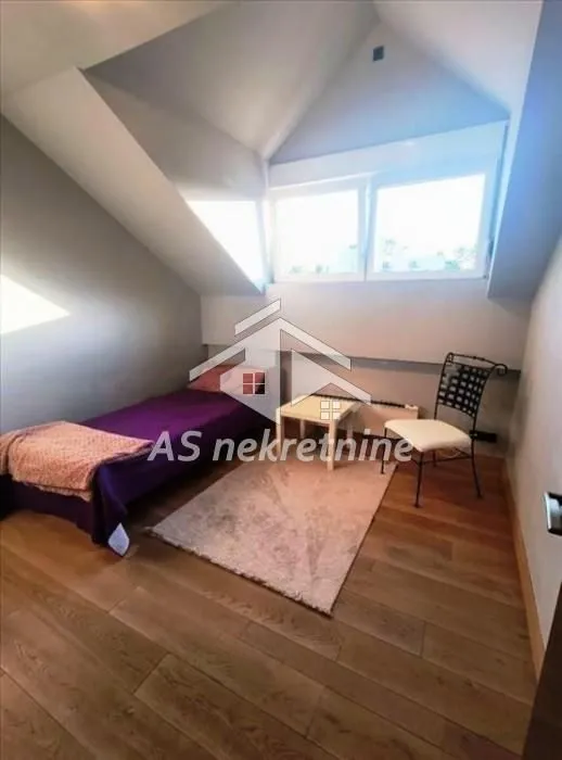 Izdavanje, četvorosoban stan, 120m², Senjak, Beograd