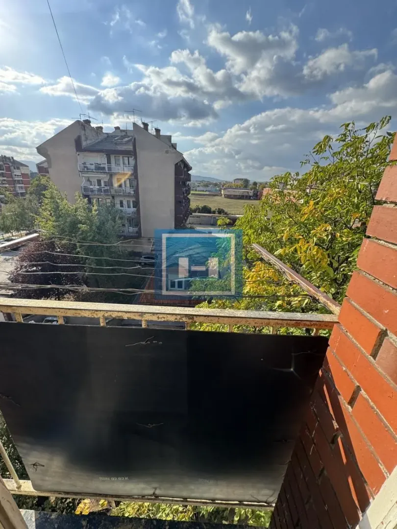 Pogled sa terase na okolne zgrade i gradsko naselje.