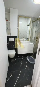 Moderno opremljeno kupatilo sa umivaonikom, WC šoljom i tuš kabinom. - image 21