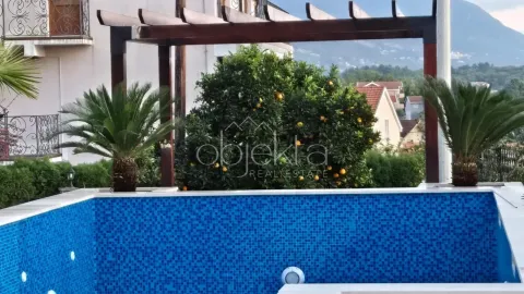 Bazen sa plavim mozaik pločicama, drvenom pergolom i palmama u dvorištu. - image 8
