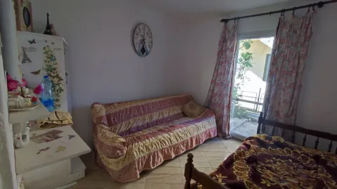 Dnevna soba sa kaučem, namještajem i izlazom na terasu. - image 15