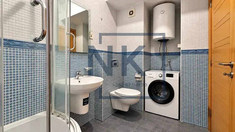 Kupatilo opremljeno tuš kabinom, umivaonikom, wc šoljom, bojlerom i veš mašinom.