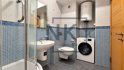 Kupatilo opremljeno tuš kabinom, umivaonikom, wc šoljom, bojlerom i veš mašinom. - image 13