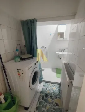 Manje kupatilo sa tuš kabinom, umivaonikom i mašinom za veš. - image 14