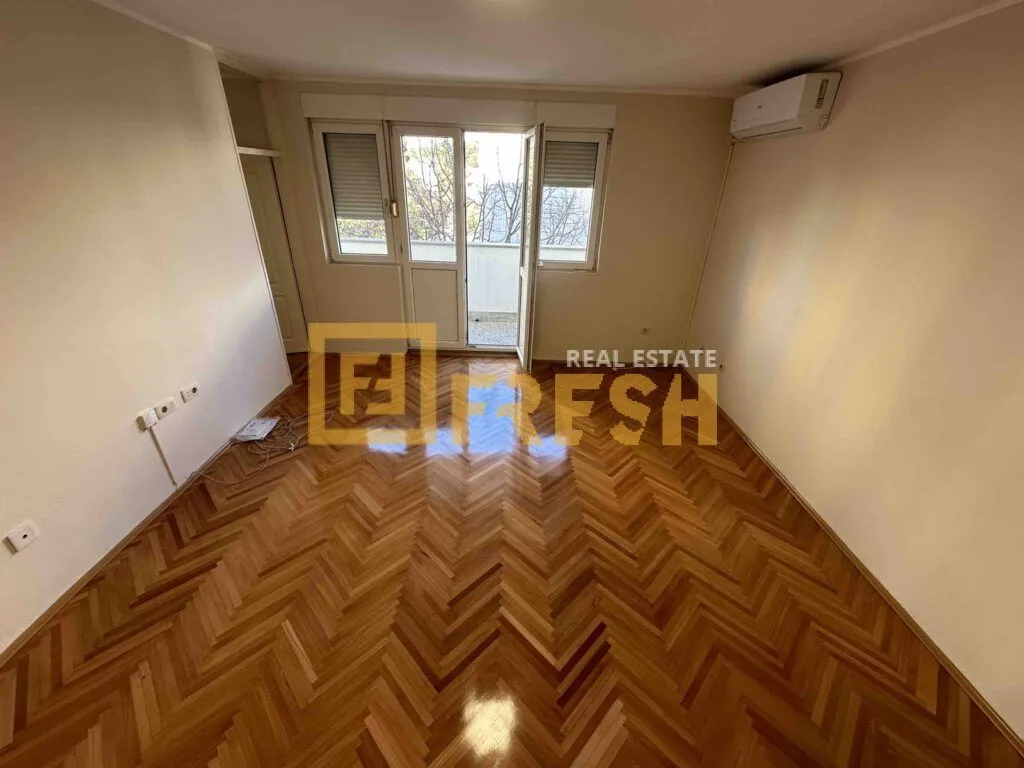 Izdavanje, dvosoban stan, 89m², Centar, Podgorica