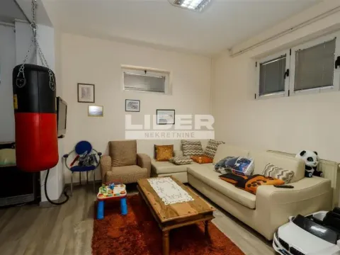 Rent, house, 500m², Veliki Mokri Lug, Zvezdara Sve Podlokacije
