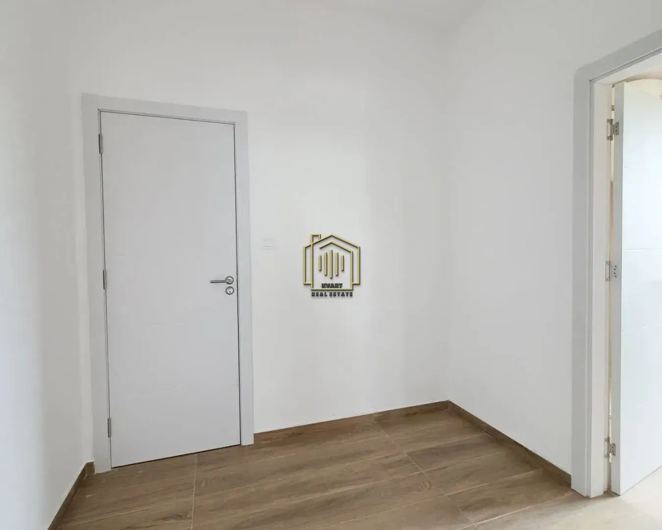 Izdavanje, dvosoban stan, 64m², Tološi, Podgorica