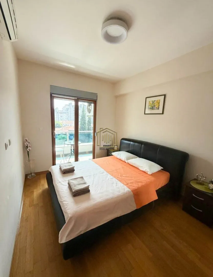 Furnished bedroom with a double bed and access to the terrace.