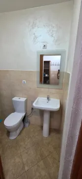 Manje kupatilo sa umivaonikom i wc šoljom. - image 6
