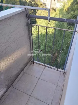 Manji balkon sa metalnom ogradom i pogledom na zelenilo. - image 14
