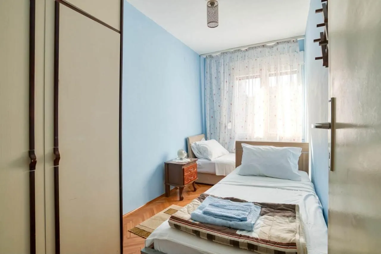 Izdavanje, dvosoban stan, 64m², Centar, Bar