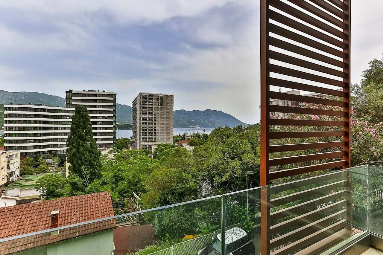 Izdavanje, dvosoban stan, 69m², Gospoština, Budva