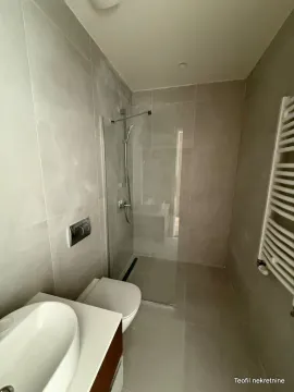 Moderno kupatilo sa tuš kabinom, umivaonikom i ugradnom wc šoljom. - image 10
