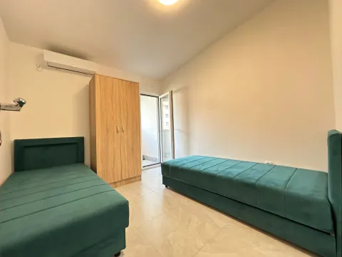 Spavaća soba sa dva kreveta i ormarom. - image 9
