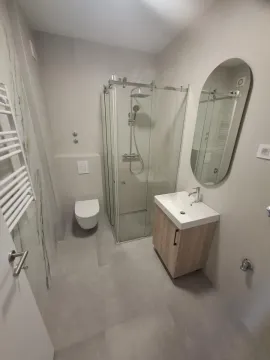 Moderno opremljeno kupatilo sa tuš kabinom, umivaonikom i WC šoljom. - image 11