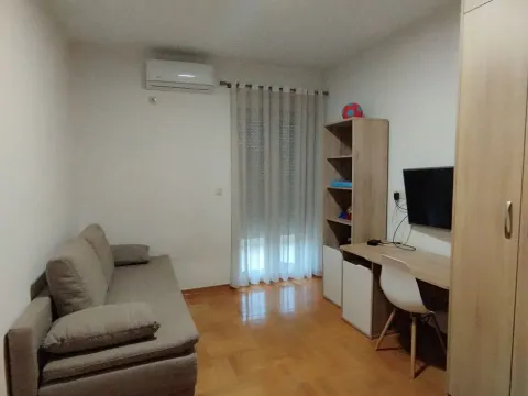 Izdavanje, stan, 100m², Blok 6, Podgorica - image 4