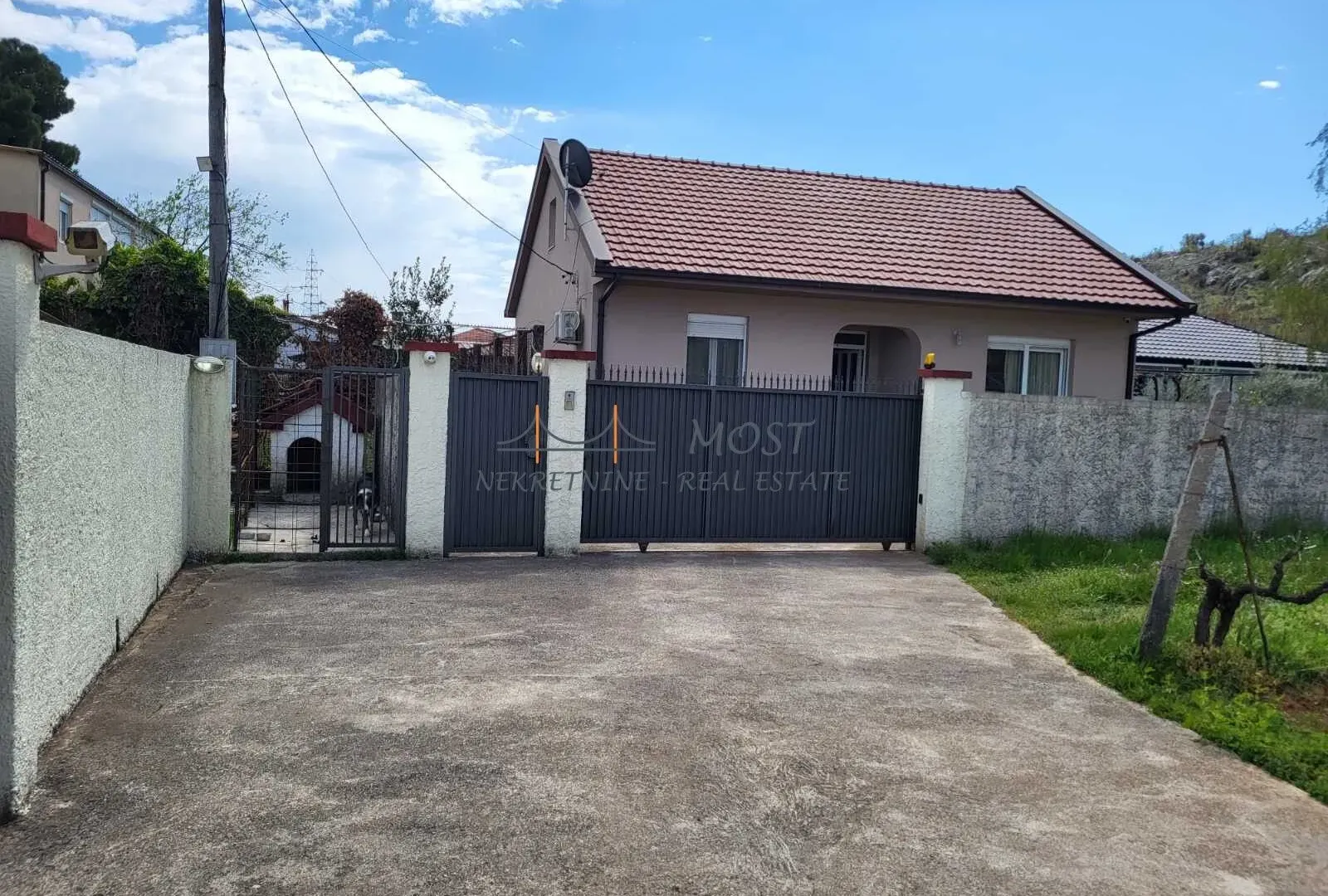 Izdavanje, kuća, 100m², Gornja Gorica, Podgorica