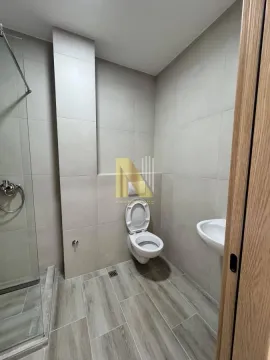 Moderno kupatilo sa tuš kabinom, WC šoljom i umivaonikom. - image 6