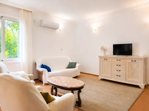 Rent, house, 200m², Utjeha, Bar - image 7
