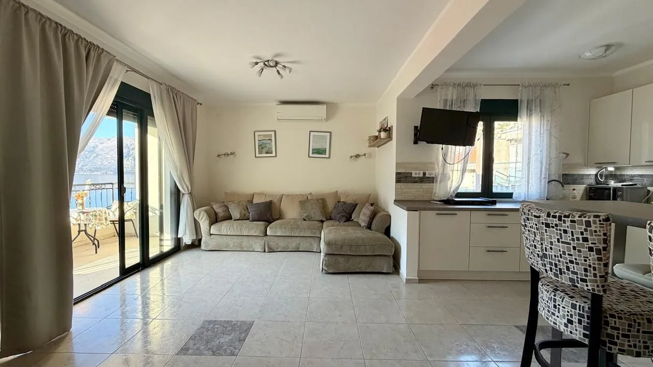 Prodaja, dvosoban stan, 90m², Dobrota, Kotor