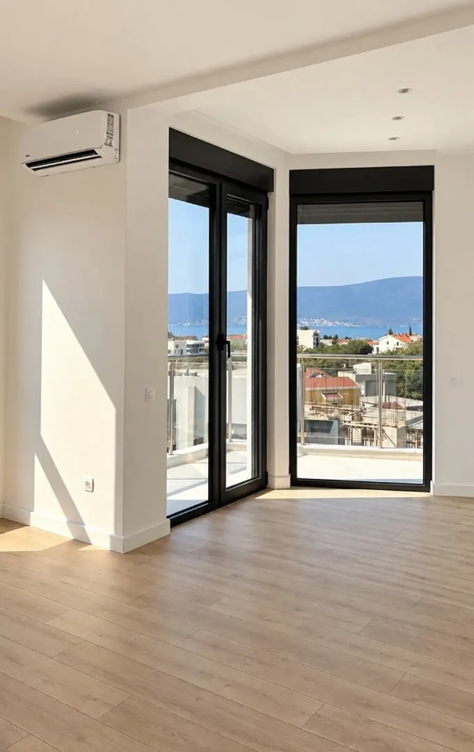 Prazna svijetla prostorija sa velikim staklenim površinama i pogledom na more.