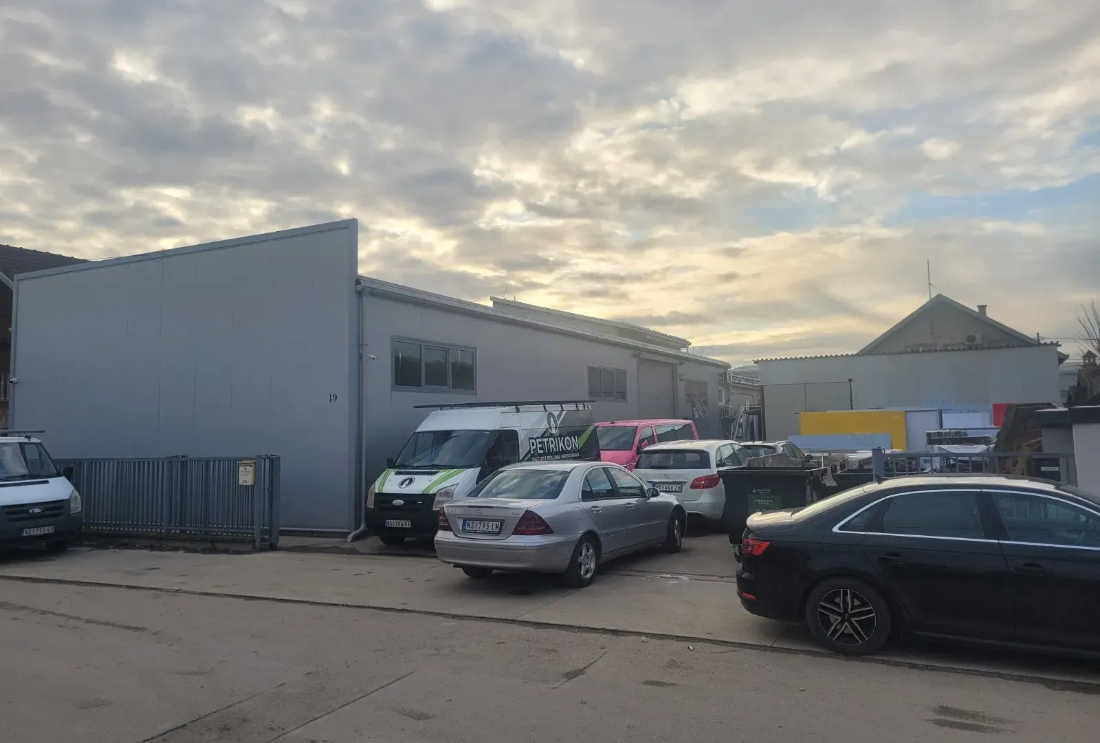 Izdavanje, poslovni prostor, 750m², Veternik, Novi Sad Sve Podlokacije