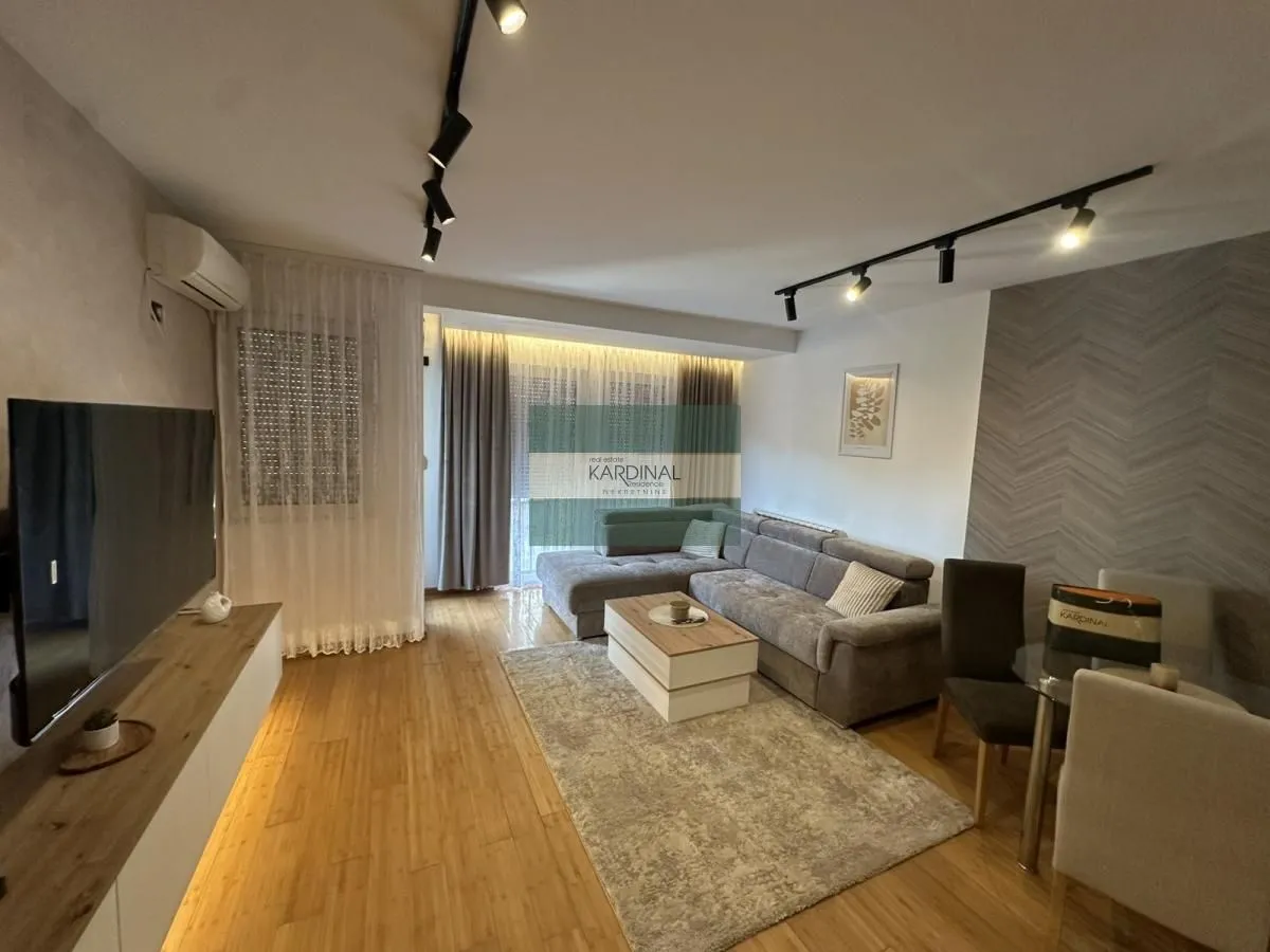 Izdavanje, dvosoban stan, 52m², Centar, Kragujevac