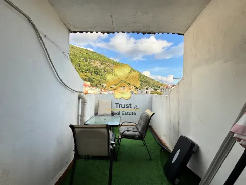 Manji namješteni balkon sa stolom, stolicama i pogledom na brda. - image 11