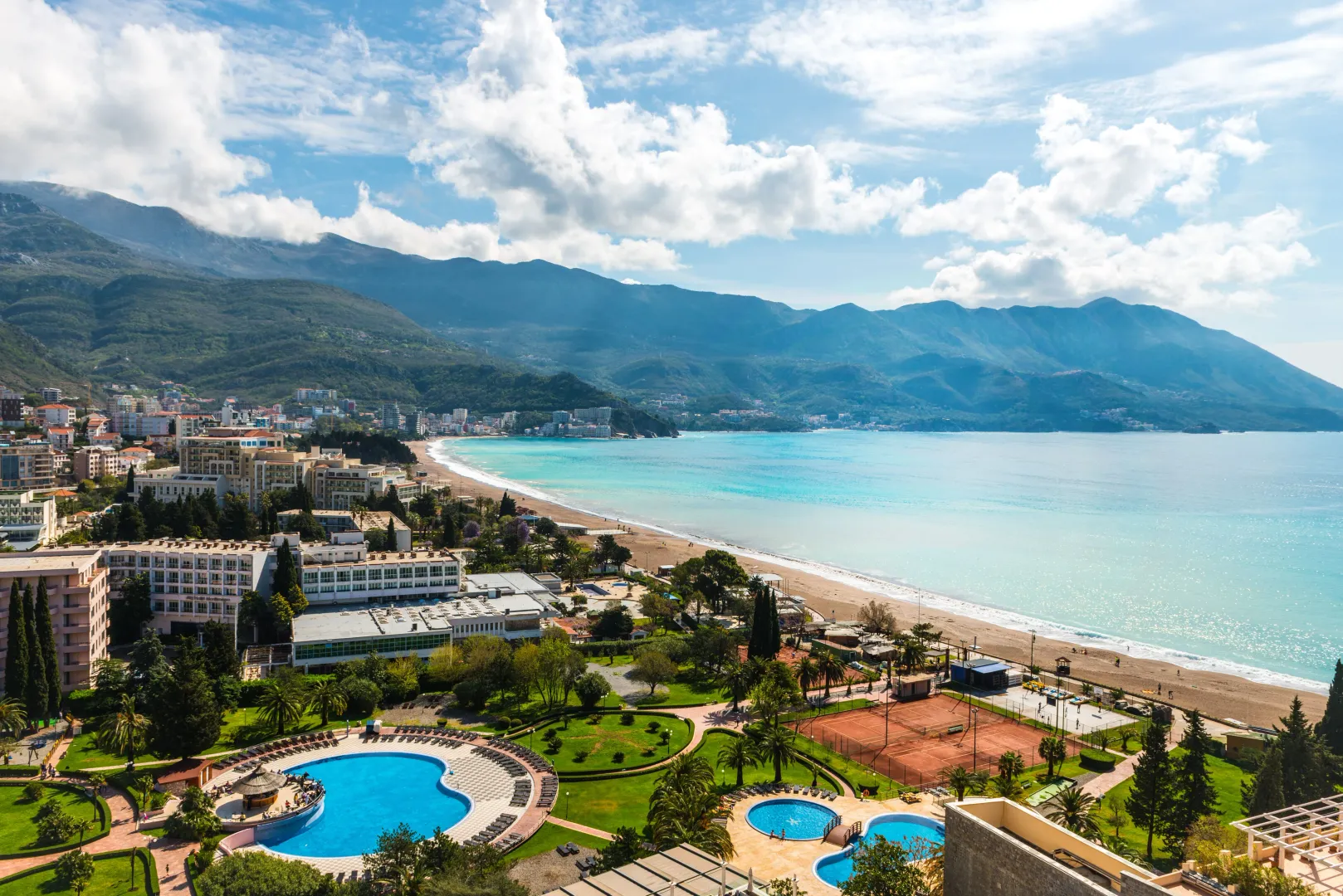 Pogled sa terase na obalu, plažu i planine.