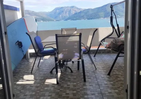 Namještena terasa sa garniturom za sjedenje i pogledom na more. - image 6