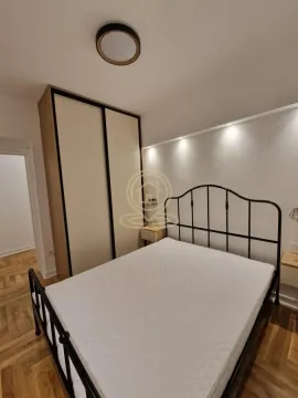 Nameštena spavaća soba sa bračnim krevetom i ugradnim ormanom. - image 6