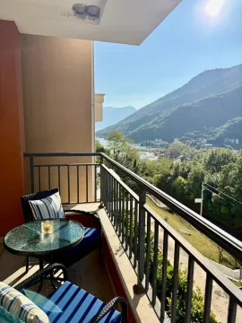 Namješten balkon sa garniturom za sjedenje i pogledom na planine i more. - image 5