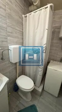 Manje kupatilo sa tuš kabinom, wc šoljom i veš mašinom. - image 14