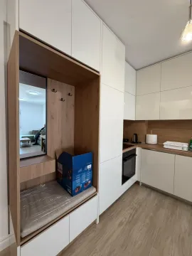Moderna kuhinja sa bijelim elementima i drvenim detaljima. - image 6