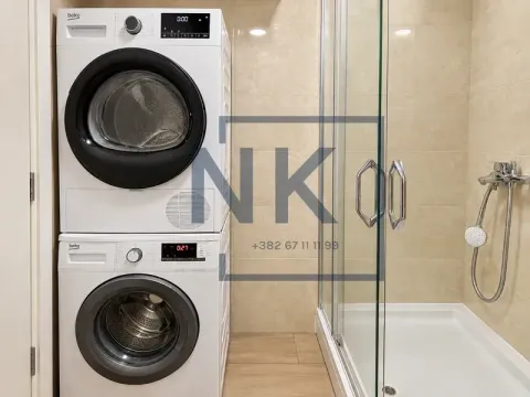 Kupatilo sa tuš kabinom i ugrađenom mašinom za pranje i sušenje veša. - image 15