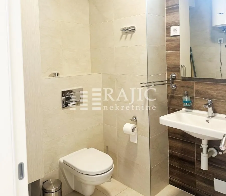 Modern bathroom with sanitary ware and a shower cabin.