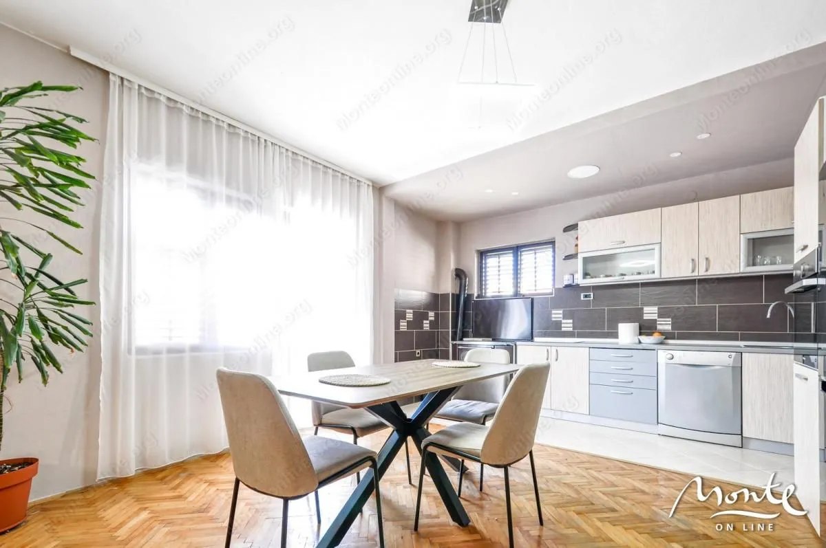 Prodaja, kuća, 525m², Centar, Tivat