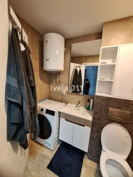 Kupatilo opremljeno umivaonikom, wc šoljom, mašinom za veš i bojlerom. - image 7
